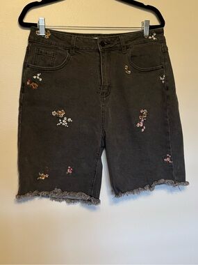Molly Green Embroidered Black Denim Shorts. Size XL